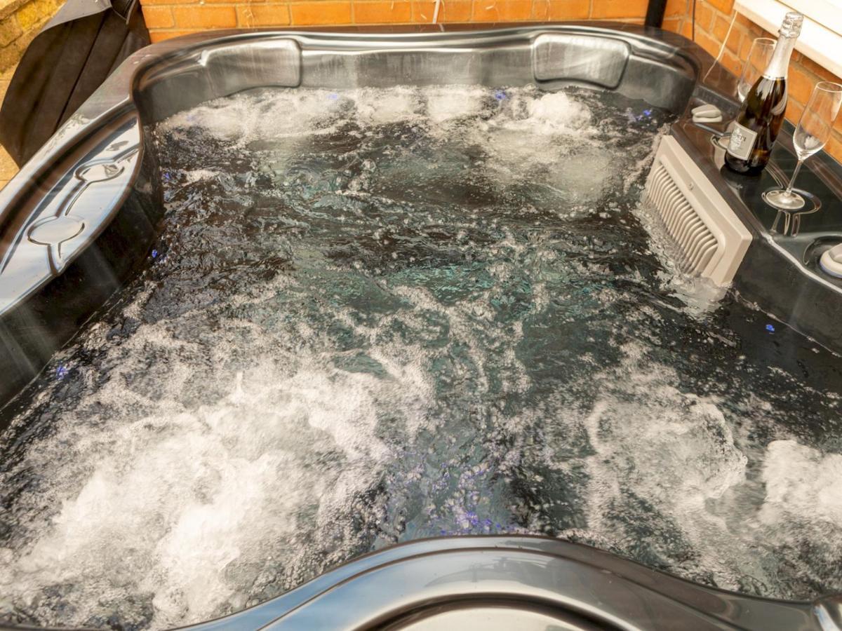 Pass The Keys Amazing 4 Bedroom Property- Hot Tub & Sea Views Scarborough Eksteriør bilde